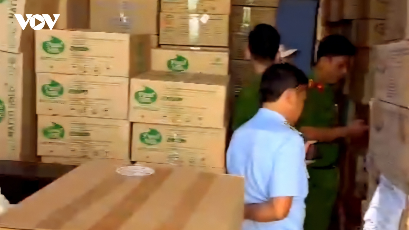 Long An phát hiện "kho" sữa bột không rõ nguồn gốc, trị giá hơn 3 tỷ đồng