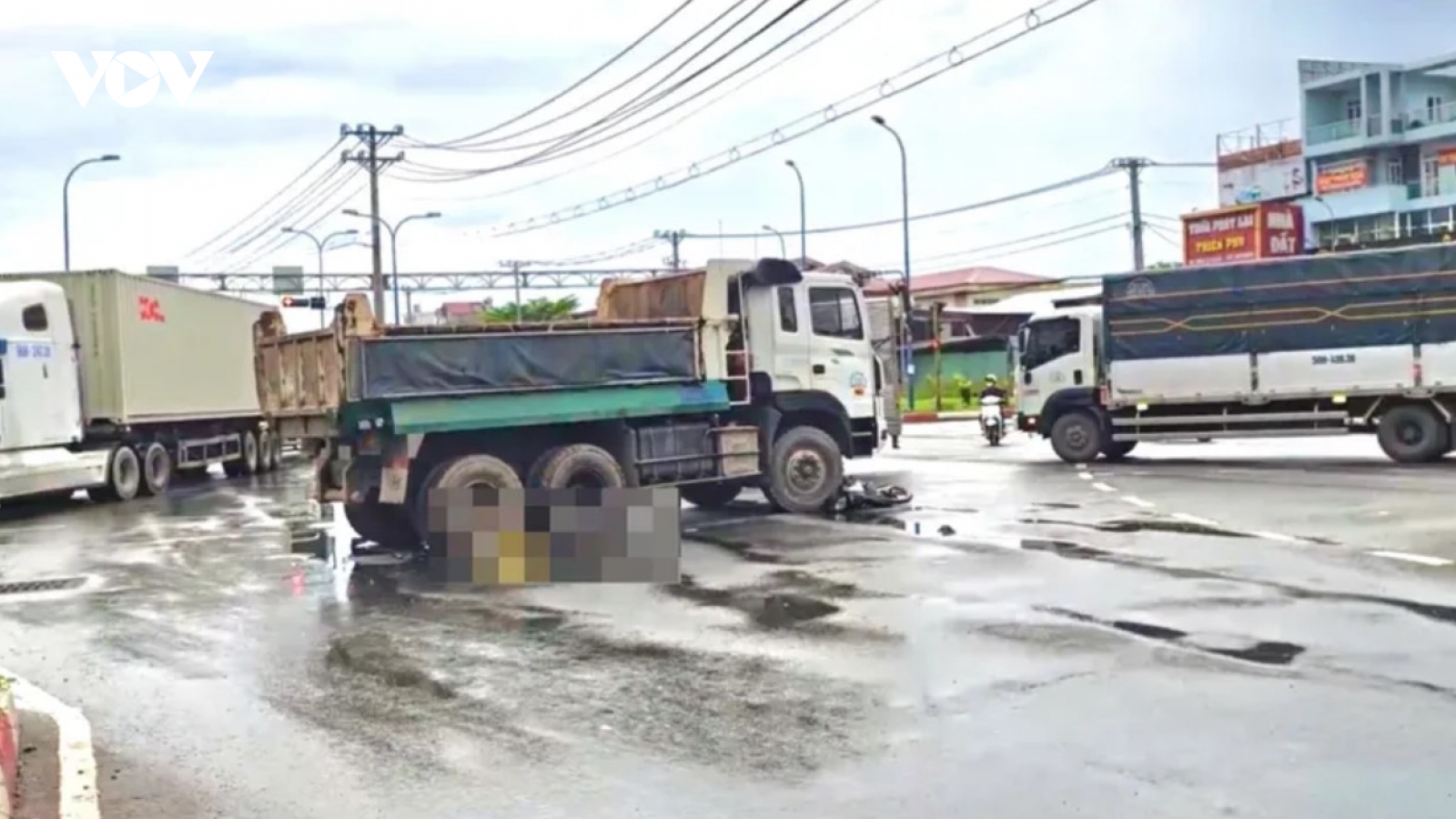TP.HCM: Va chạm với xe ben khi chờ đèn đỏ, một phụ nữ tử vong