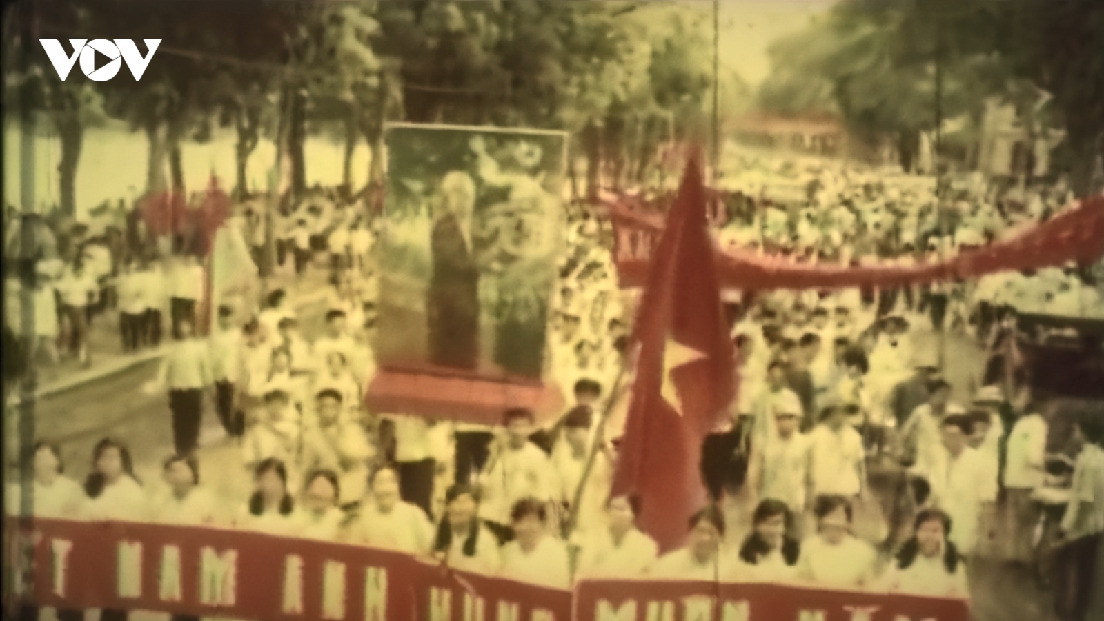 Không khí đặc biệt ở Thủ đô ngày thống nhất đất nước