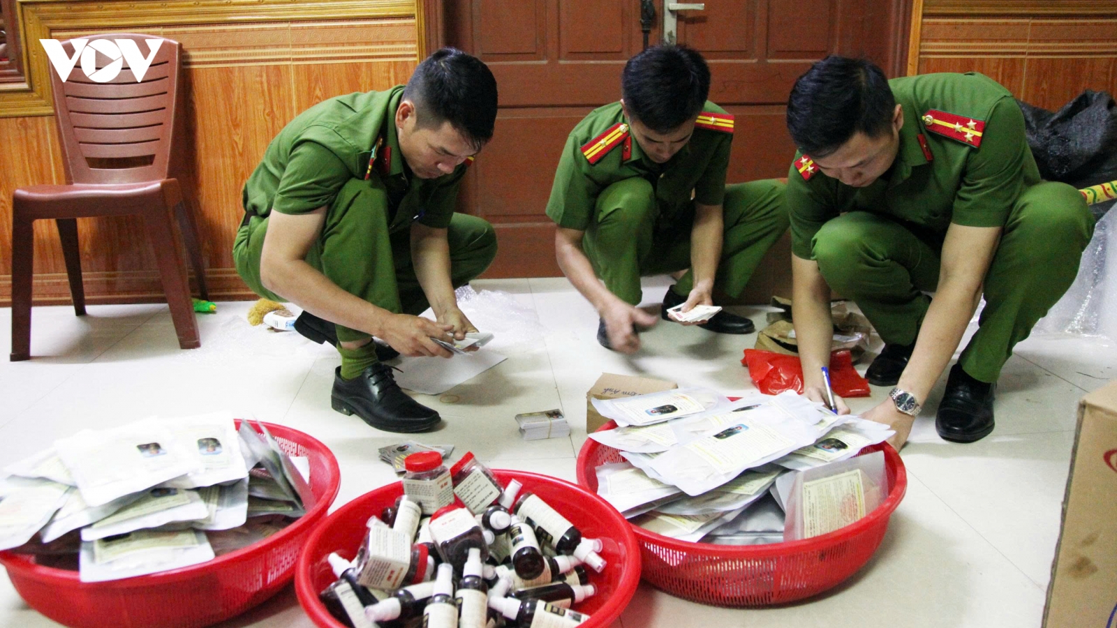 Nghi vấn 2 nhóm đối tượng buôn hàng nghìn sản phẩm giả thuốc chữa bệnh