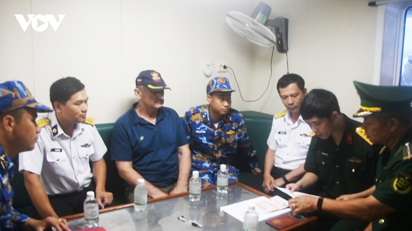 Tàu Vùng 4 Hải quân kịp thời đưa bệnh nhân tàu nước ngoài vào đất liền cấp cứu