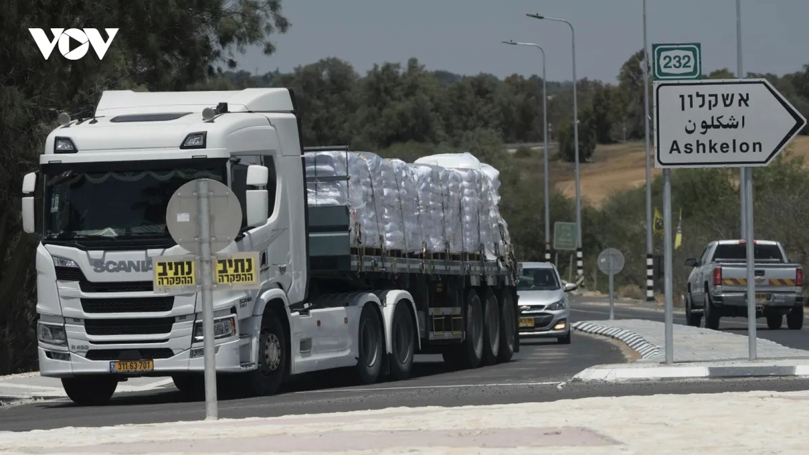 Thêm 100 chuyến hàng cứu trợ vào Gaza