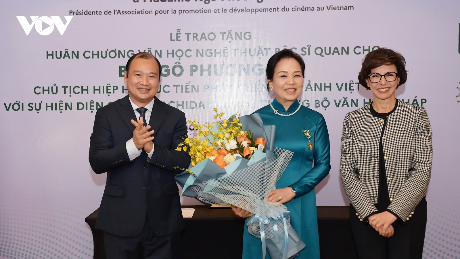 TS Ngô Phương Lan được trao Huân chương Văn học Nghệ thuật của Pháp