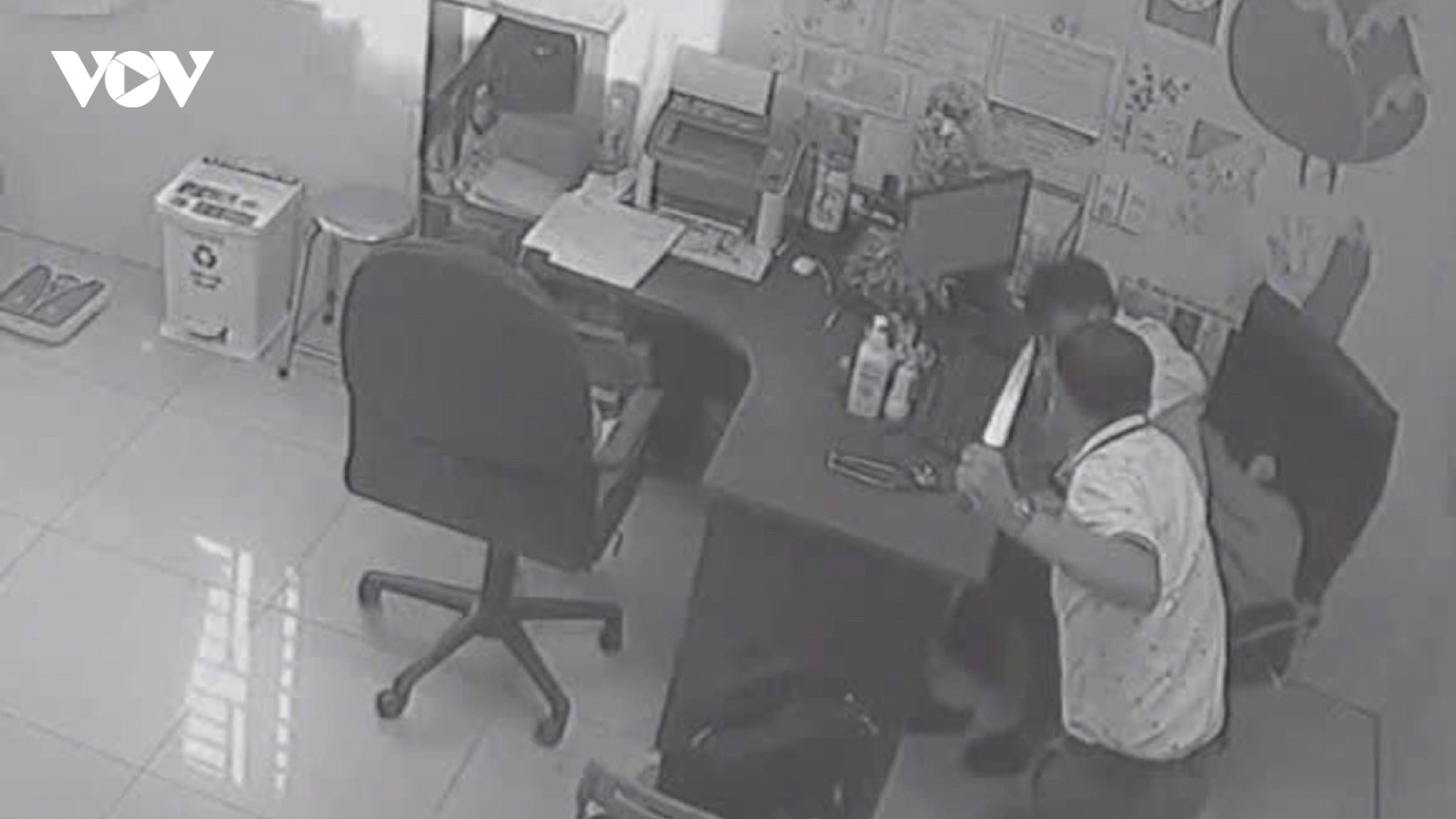 Bác sĩ tại Đồng Nai rút 2 con dao đâm đồng nghiệp vì mâu thuẫn