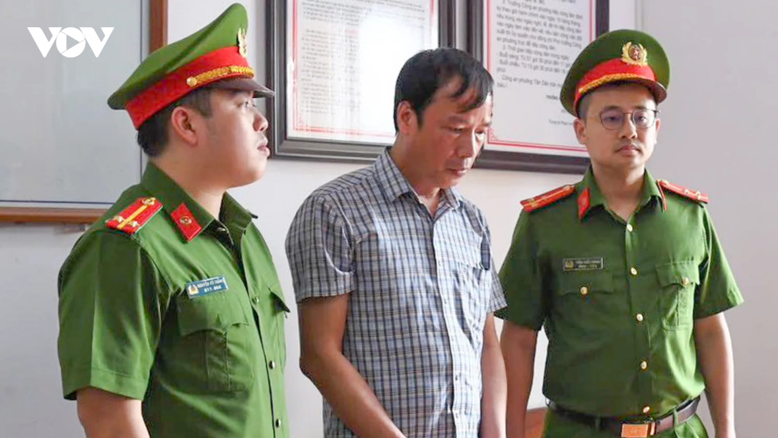 Bắt khẩn cấp chủ tịch xã ở Phú Thọ làm ngơ khai thác đất rừng trái phép
