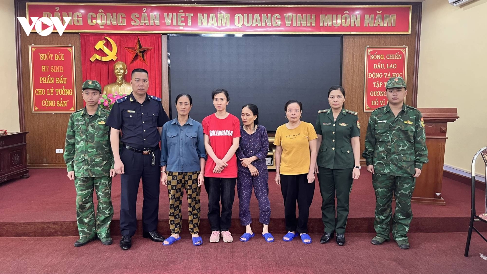 Bắt nhóm đối tượng vận chuyển trái phép ngoại tệ qua biên giới