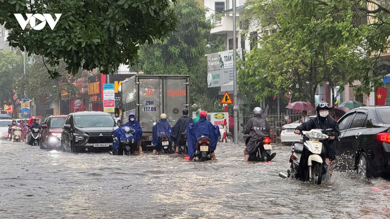 Mưa lớn, nhiều tuyến đường ở TP Bắc Giang ngập sâu