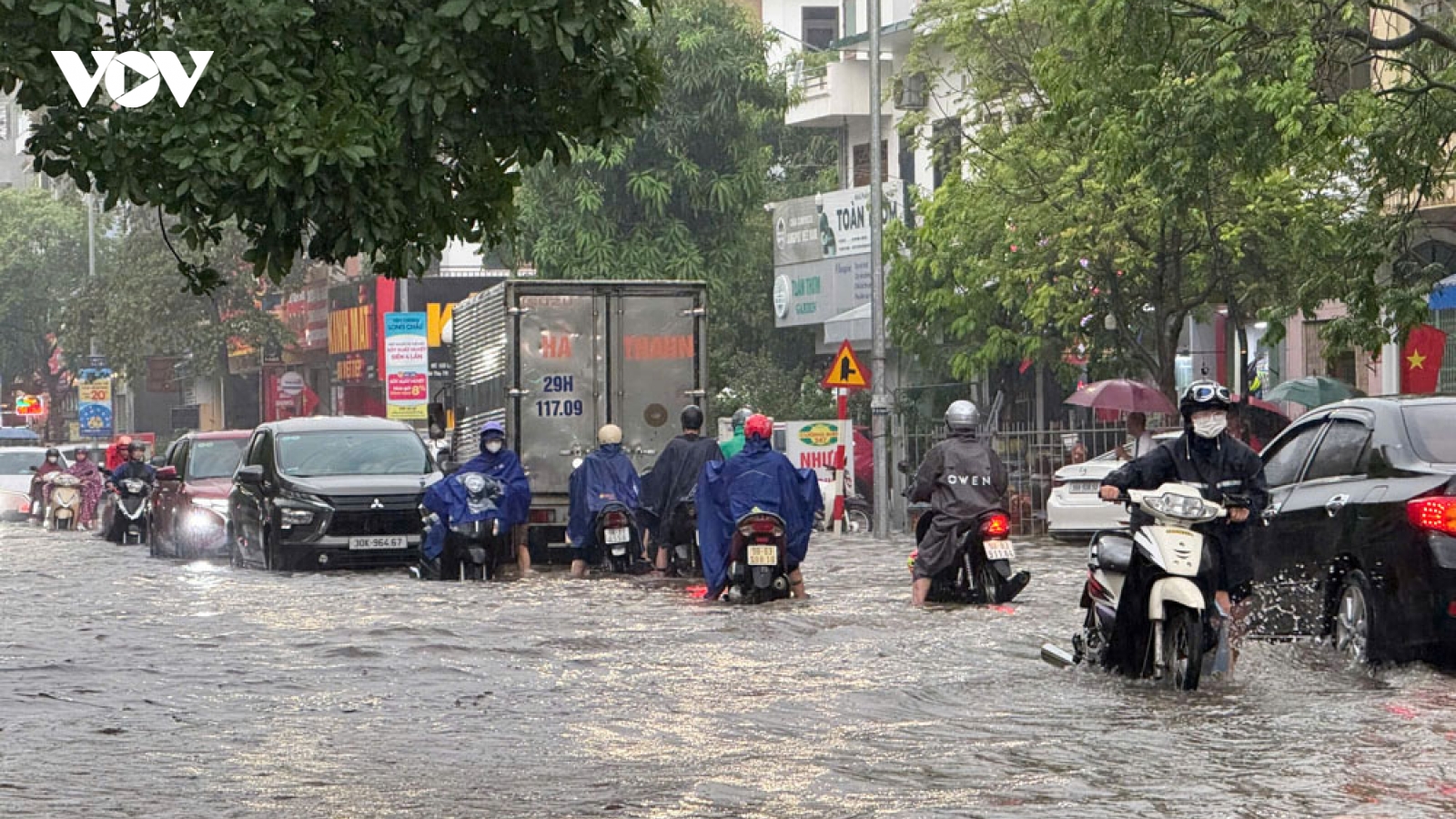 Mưa lớn, nhiều tuyến đường ở TP Bắc Giang ngập sâu