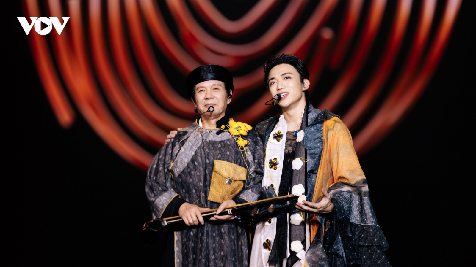 SOOBIN chơi đàn bầu cùng bố, mang làng quê Bắc Bộ lên sân khấu live-concert