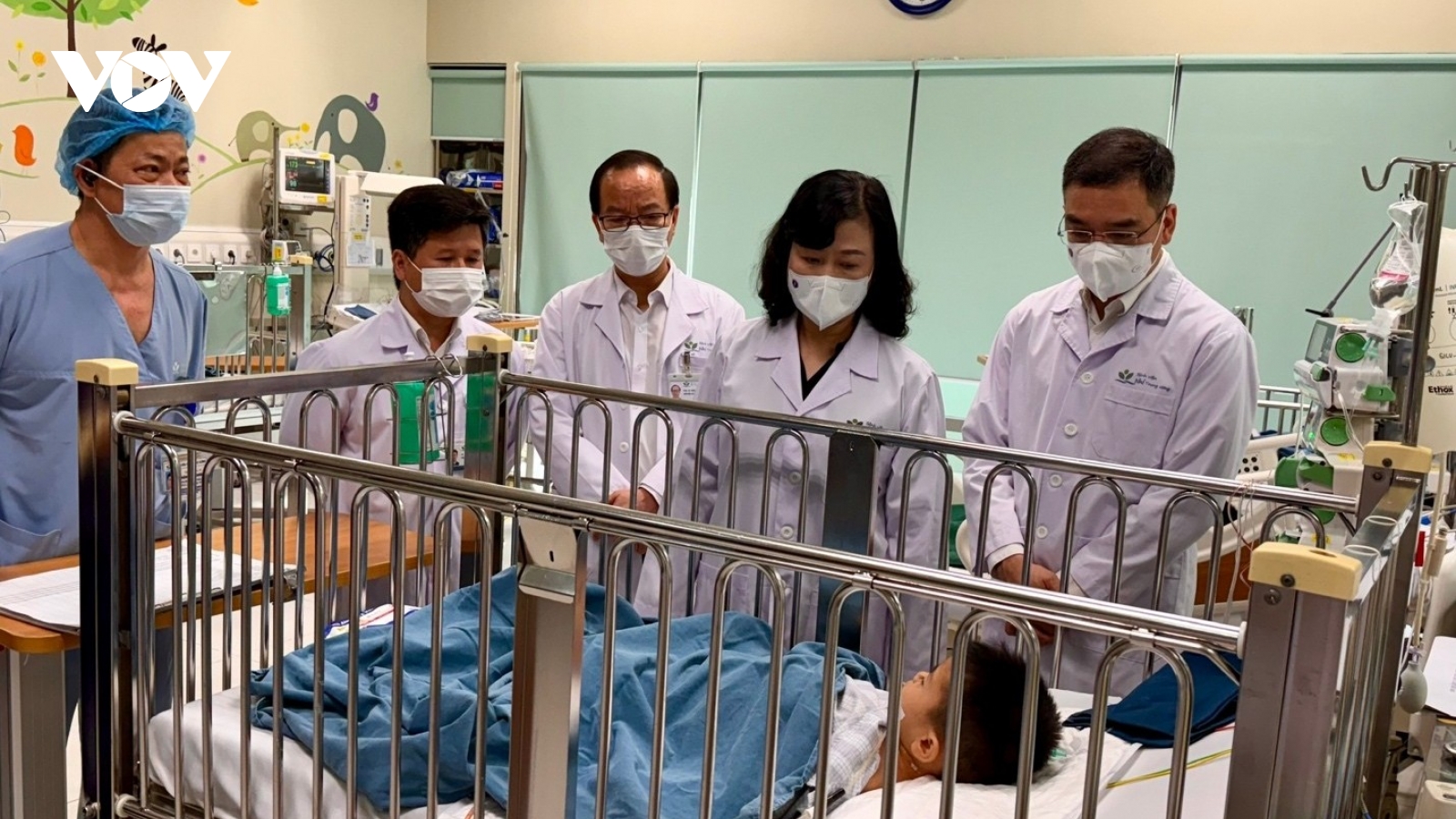 Bộ trưởng Bộ Y tế thăm cháu bé vụ "không được cấp cứu vì chưa đóng viện phí"