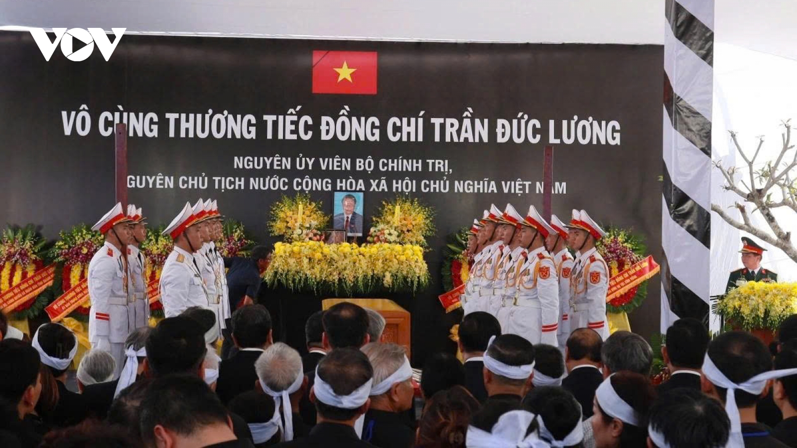 Former State President Tran Duc Luong laid to rest in Quang Ngai