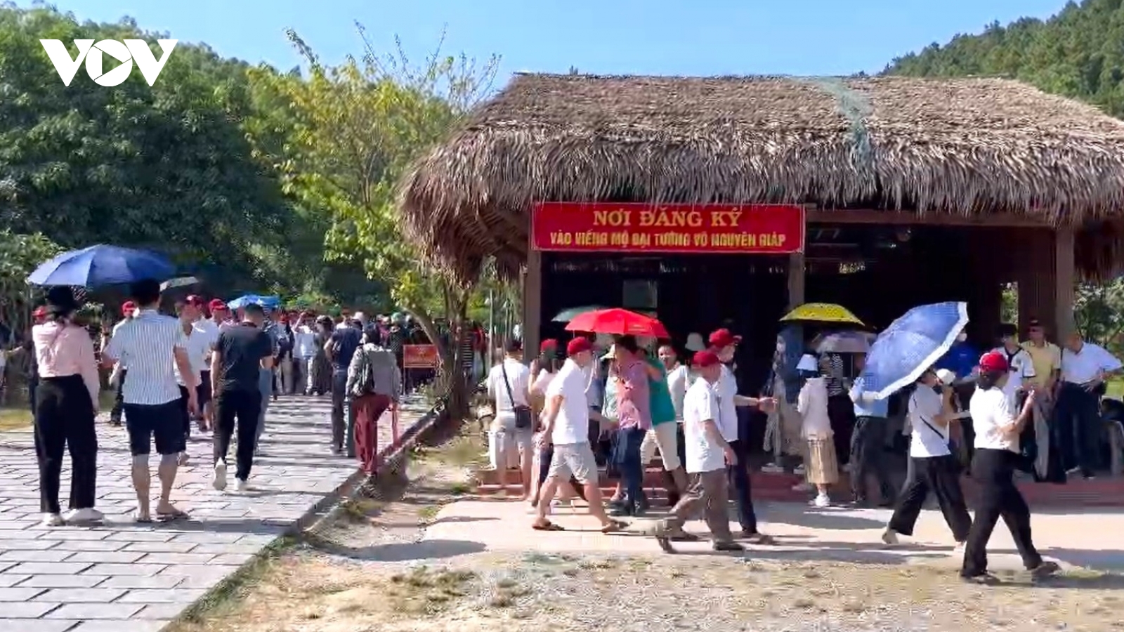 Gần 12.000 người đến viếng mộ Đại tướng Võ Nguyên Giáp trong dịp nghỉ lễ