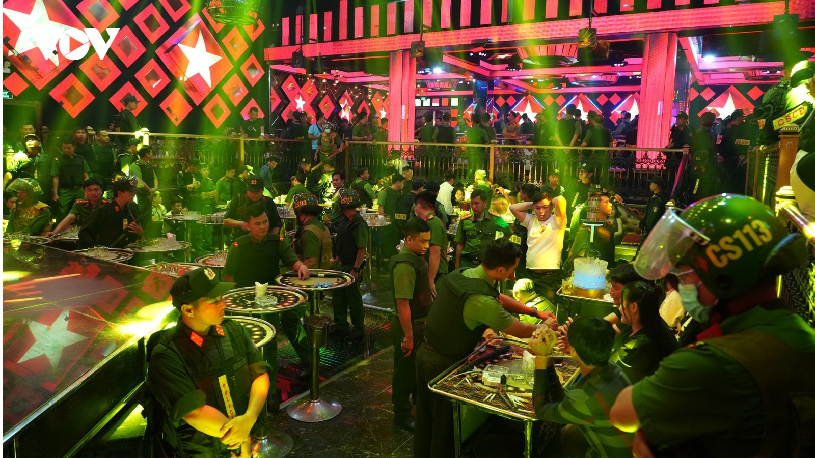 Bắt tạm giam chủ quán cùng 21 người sau vụ đột kích quán bar Paris Night