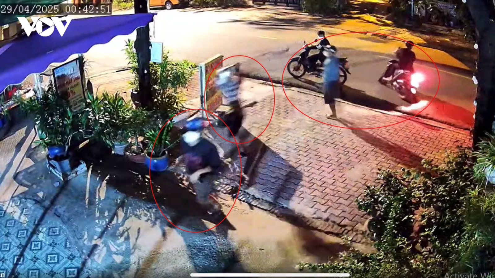 Tạm giữ nhóm thanh niên mang hung khí náo loạn quán ăn ở Bình Dương