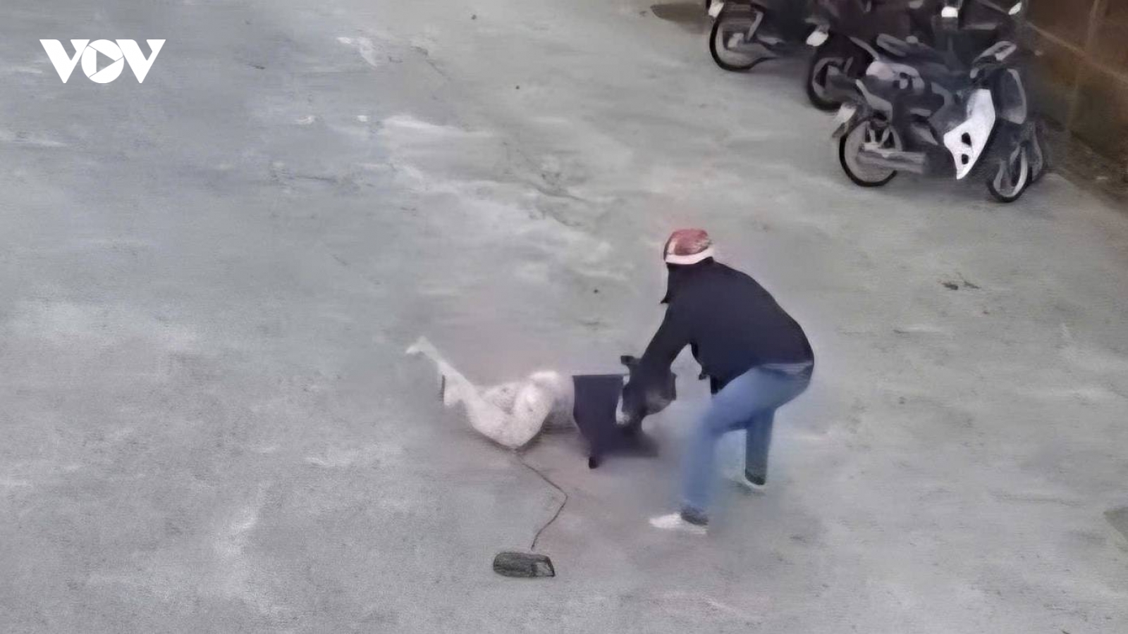 Truy tìm kẻ chích điện tấn công 2 người dân ở Phú Quốc