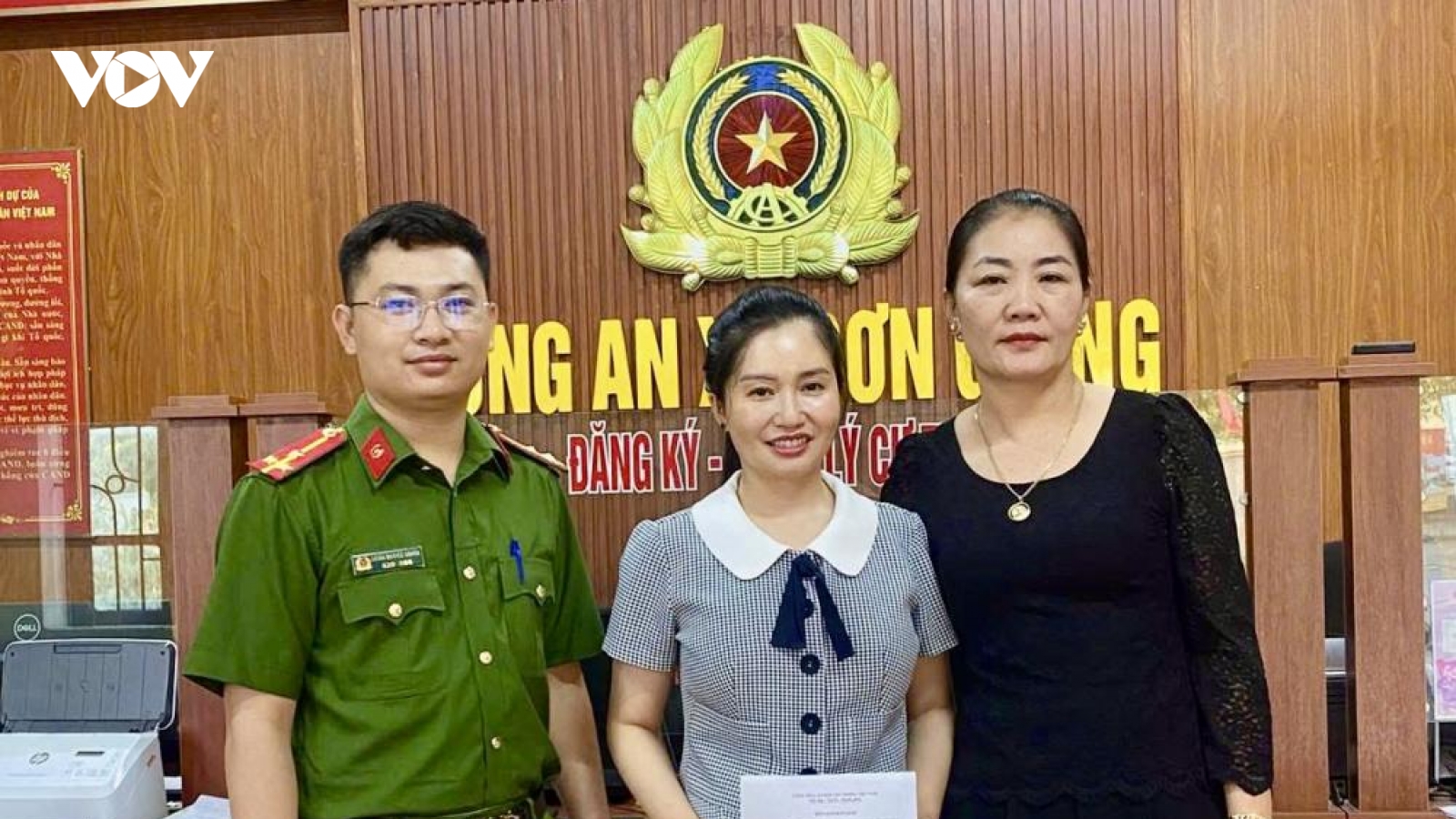 Hai lần nhờ công an tìm người trả lại 1.9 tỷ đồng chuyển khoản nhầm