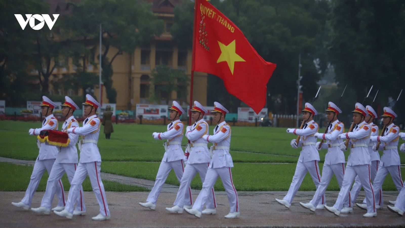 Lễ treo cờ rủ Quốc tang nguyên Chủ tịch nước Trần Đức Lương tại Hà Nội