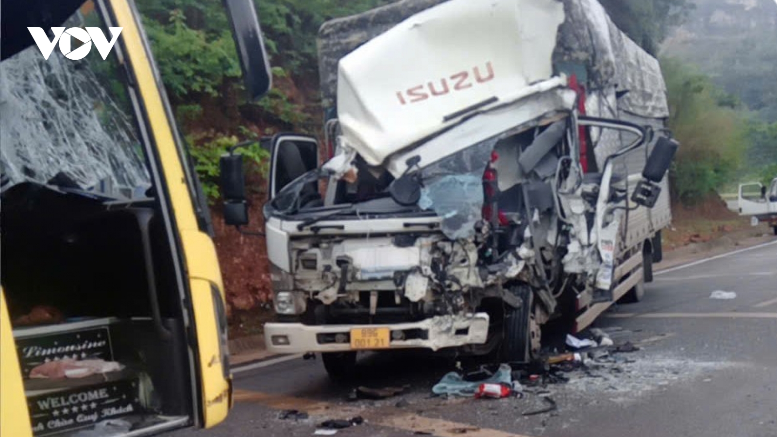 Xe tải đấu đầu xe khách trên Quốc lộ 6 ở Sơn La, 1 người bị thương nặng