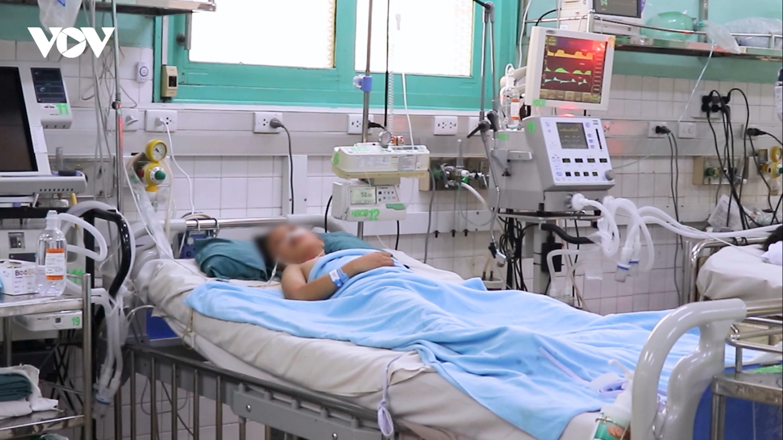 Điều trị cho bệnh nhi 8 tuổi bị cửa cuốn cuốn lên cao, nguy kịch vì ngưng tim, ngưng thở