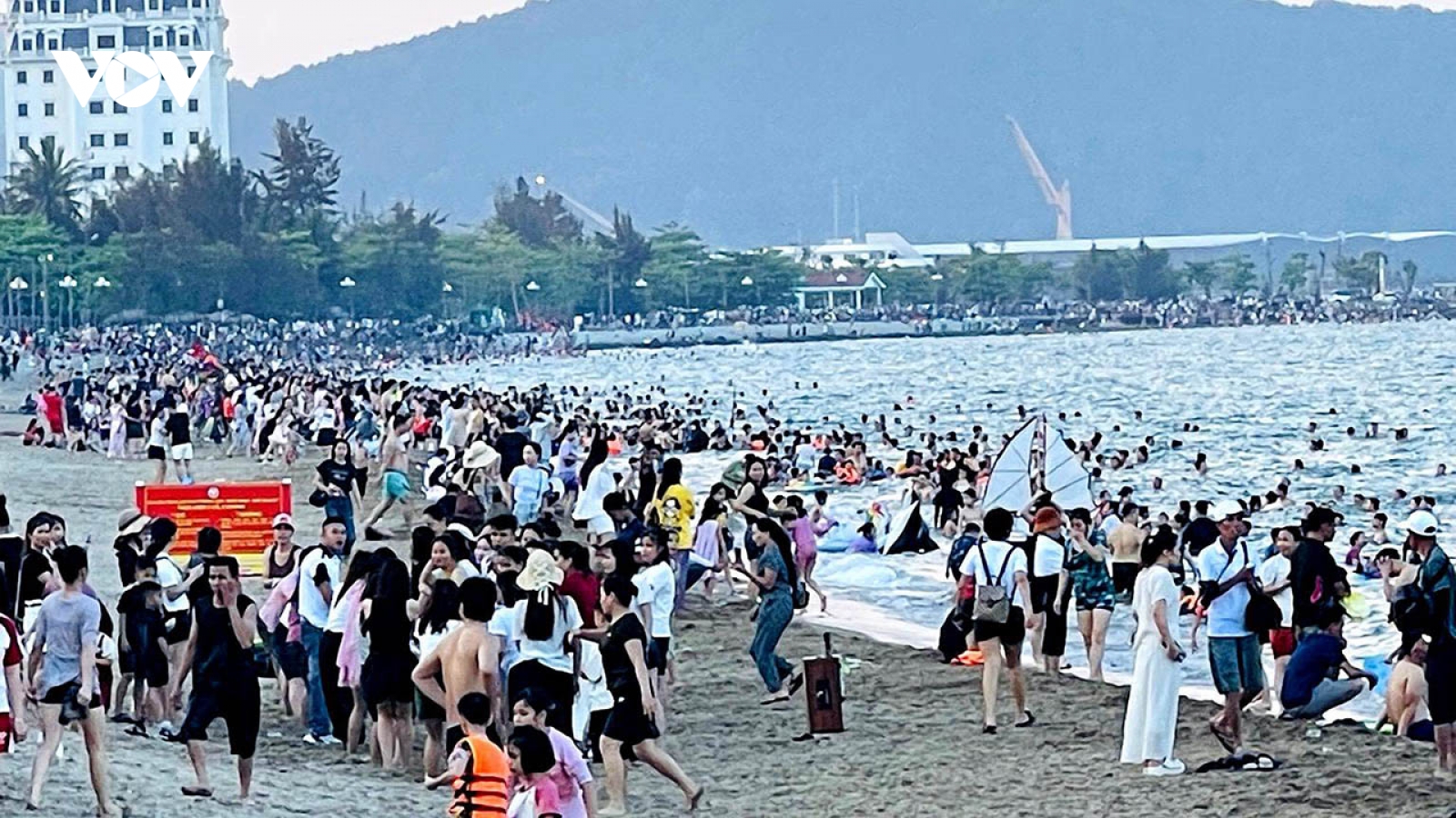 Cửa Lò: Tắm tráng nước nhỏ giọt, phòng thay đồ hôi thối, du khách ngán ngẩm