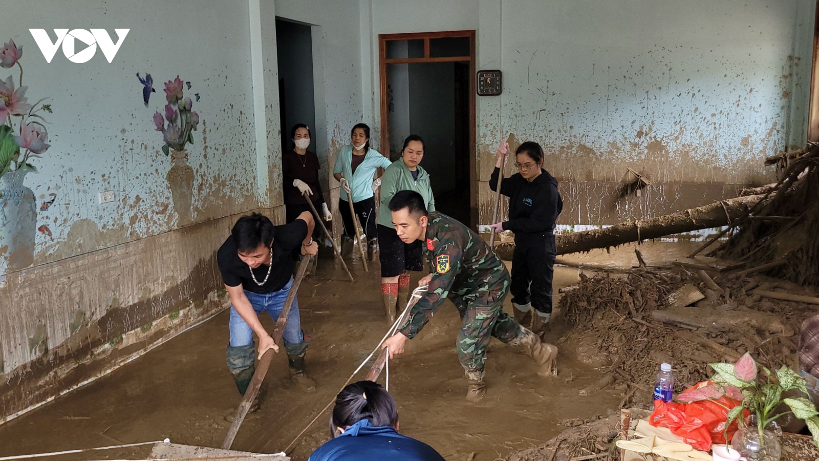 Ấm tình người giữa cơn mưa lũ ở Bắc Kạn