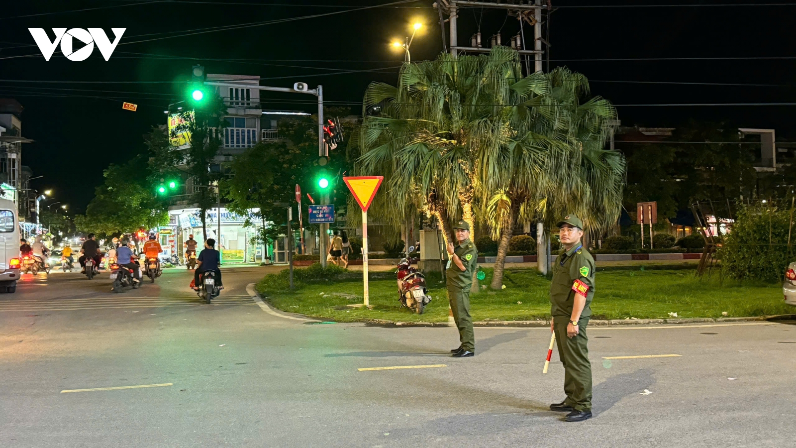 Người dân kể giây phút kẻ cướp ngân hàng cầm balo tiền tẩu thoát