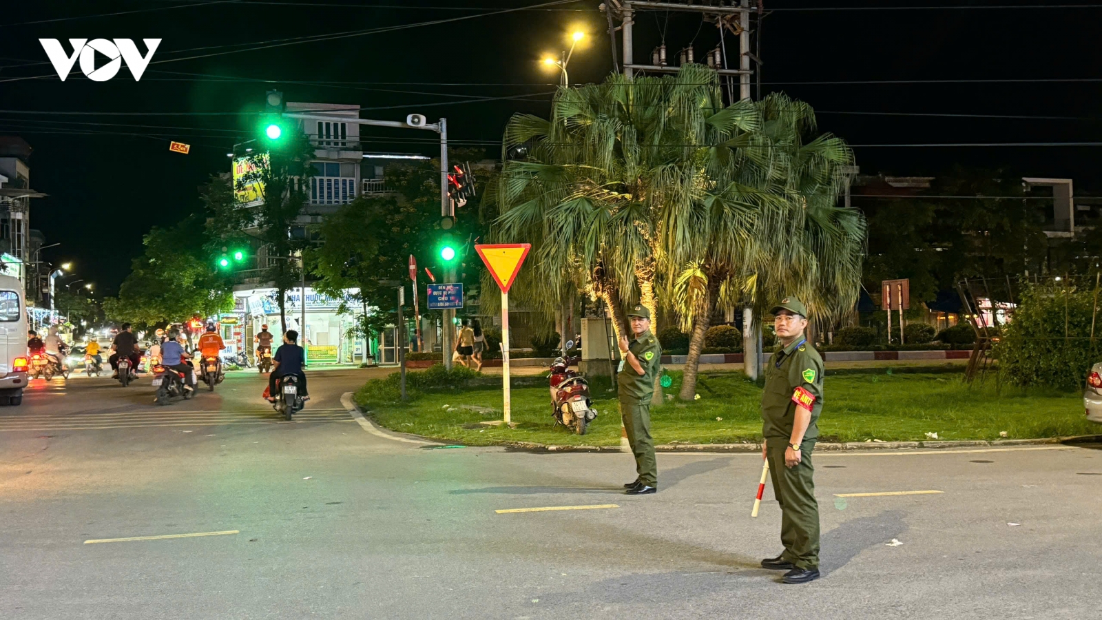 Người dân kể giây phút kẻ cướp ngân hàng cầm balo tiền tẩu thoát
