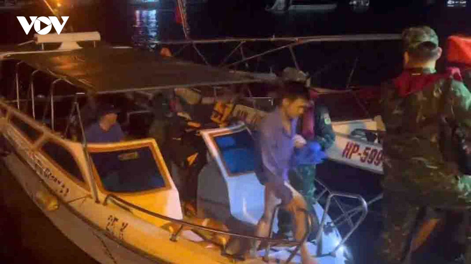 Cứu 6 thuyền viên gặp nạn trên vùng biển Cát Bà, Hải Phòng