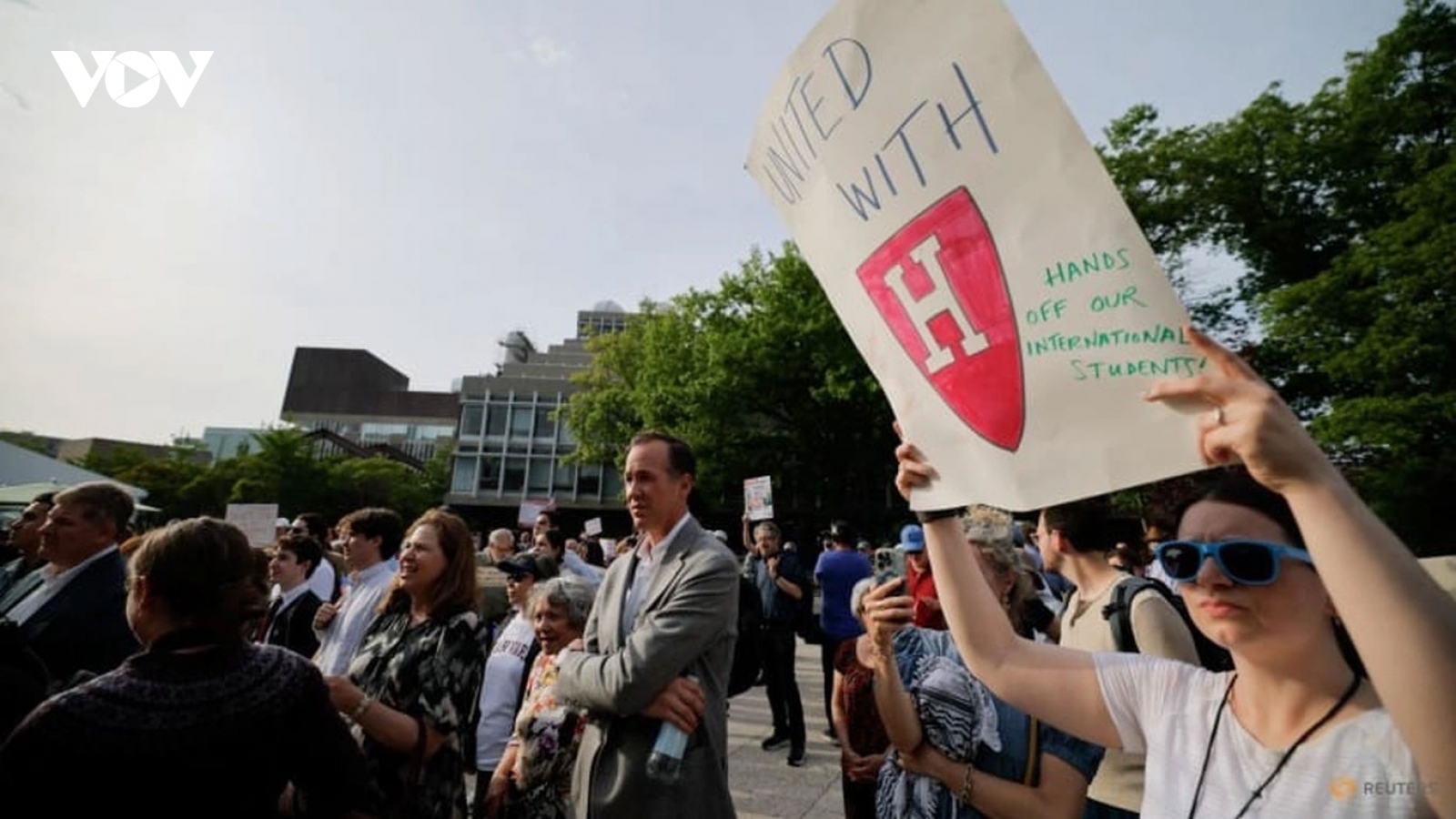 Tổng thống Trump hoãn tước quyền tuyển sinh viên quốc tế của Đại học Harvard