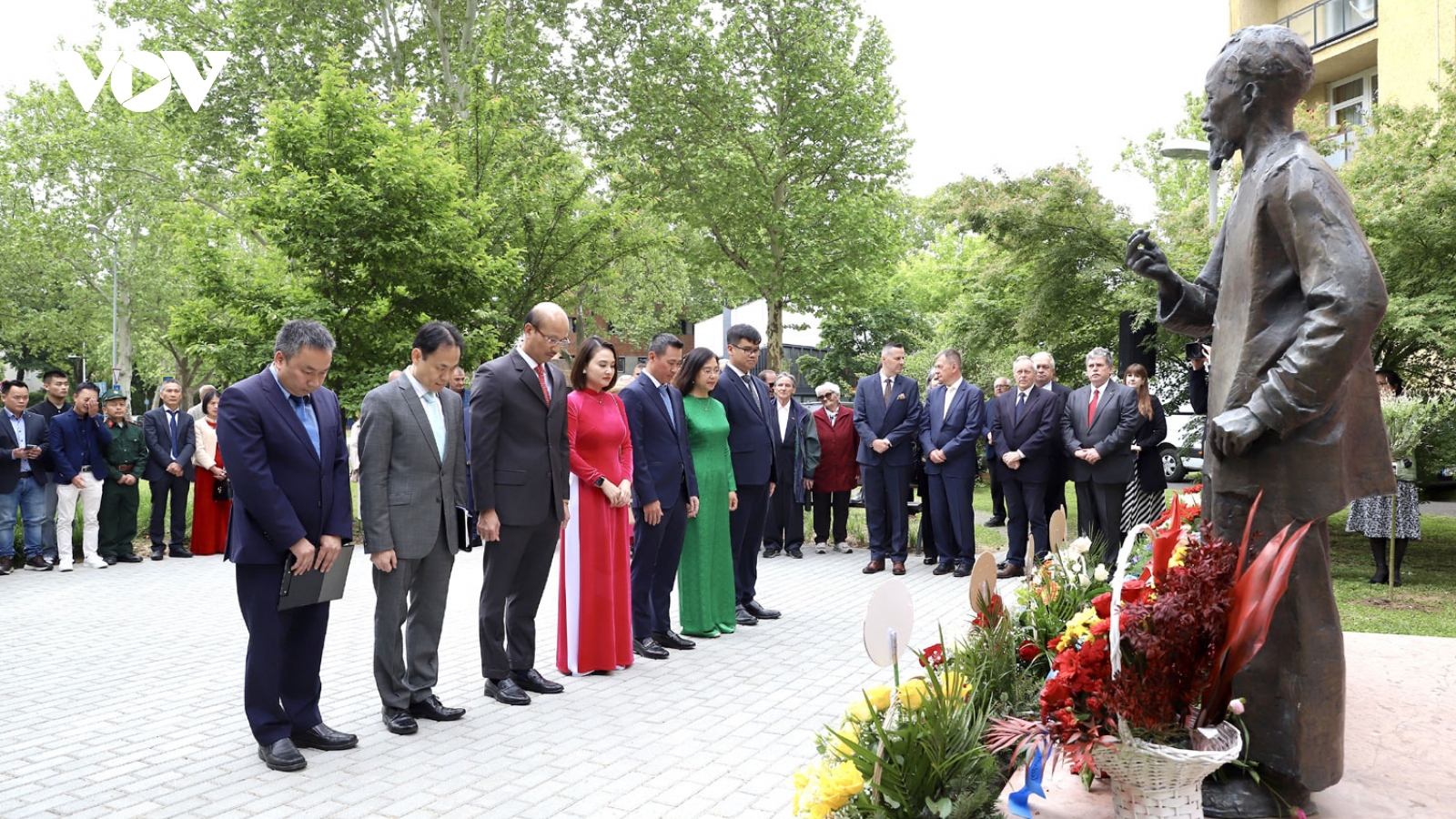 ĐSQ Việt Nam tại Hungary dâng hoa tại tượng đài Chủ tịch Hồ Chí Minh