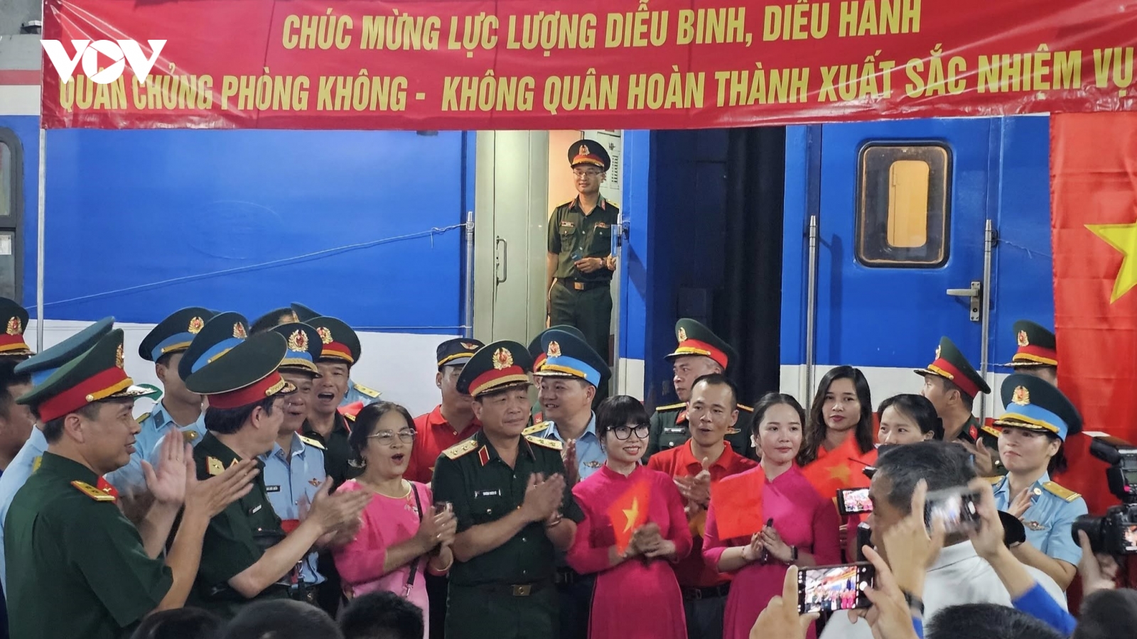 Đông đảo người dân tới ga Biên Hòa chia tay các đơn vị tham gia diễu binh