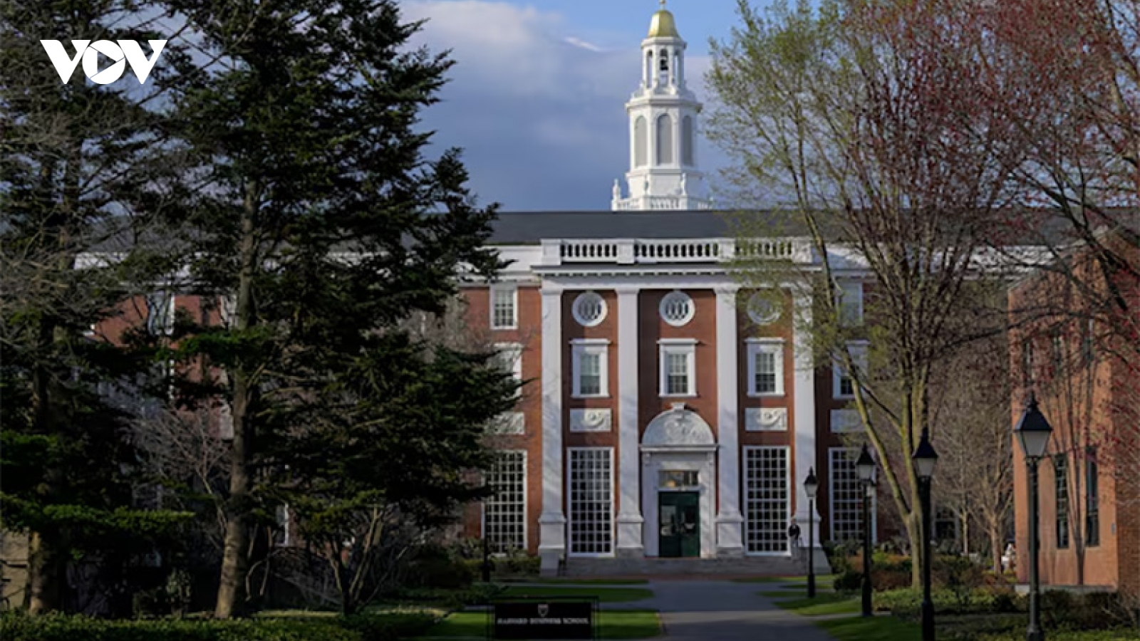 Việt Nam lên tiếng về chính sách visa mới của Hoa Kỳ và vấn đề Đại học Harvard
