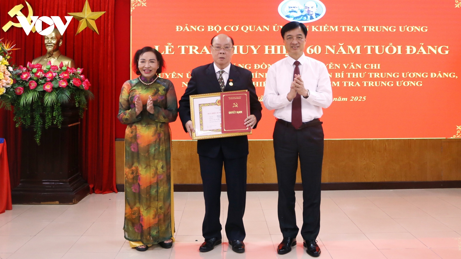 Nguyên Chủ nhiệm Ủy ban Kiểm tra TƯ Nguyễn Văn Chi nhận Huy hiệu 60 năm tuổi Đảng