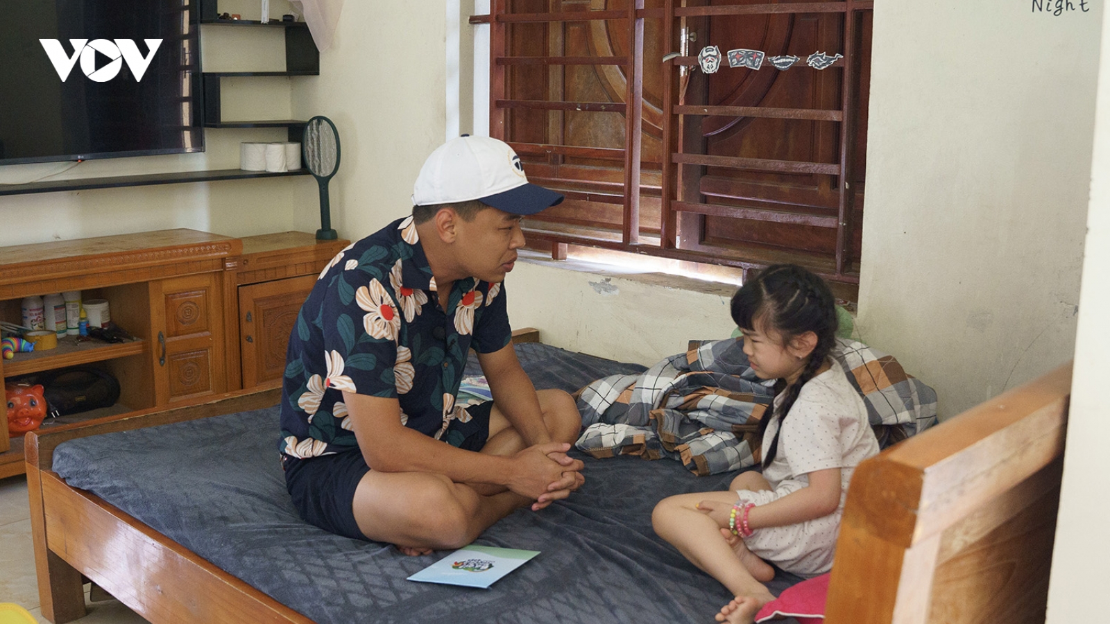 Trung Ruồi gọi vợ cầu cứu, Phan Đinh Tùng hát xin nợ mực trên biển