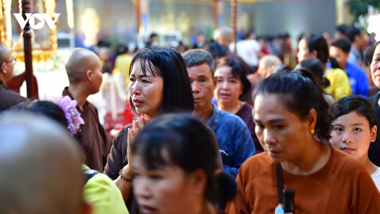 Phật tử bật khóc khi chiêm bái Xá lợi Đức Phật tại chùa Chuông ở Hưng Yên