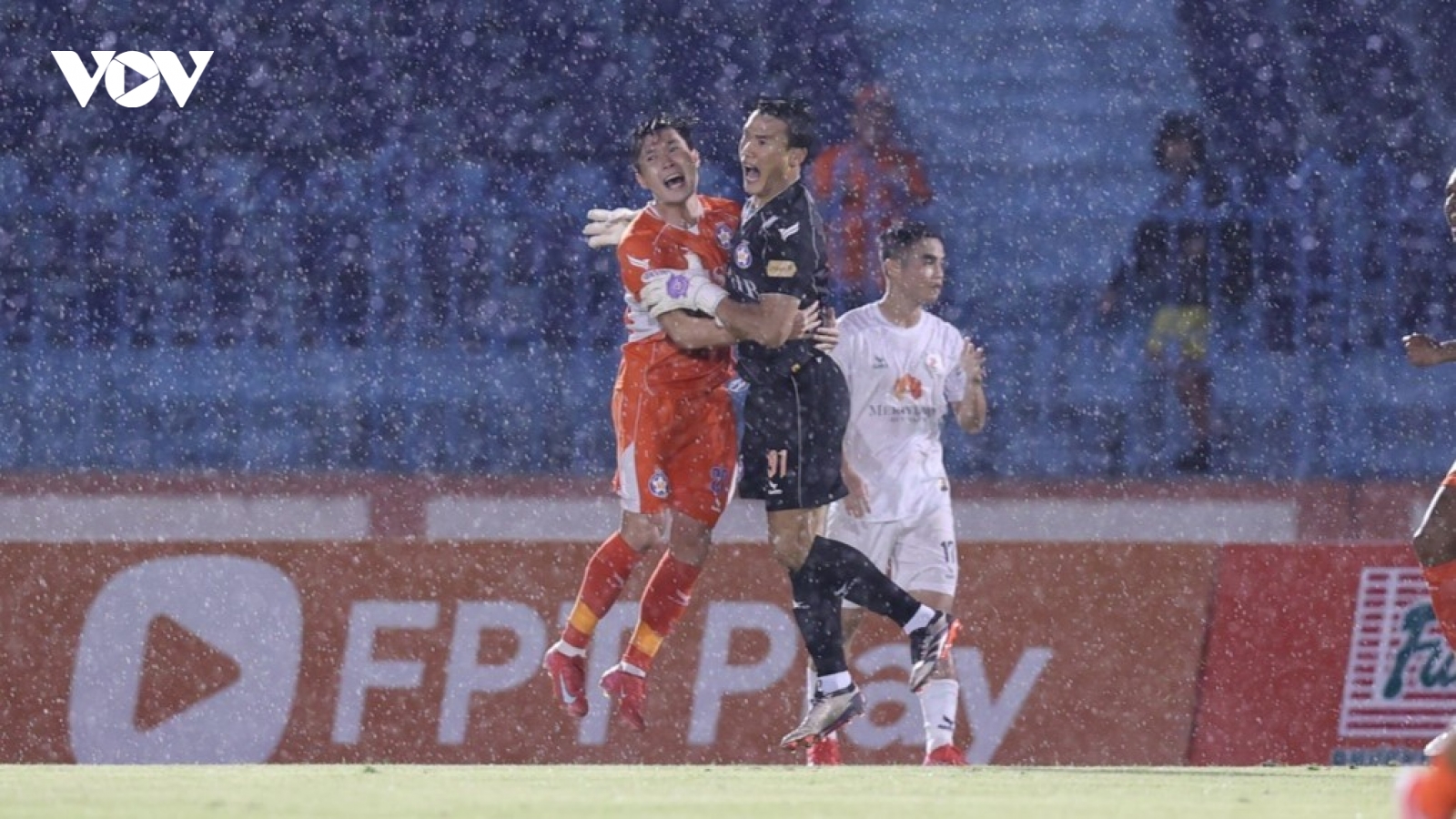 Đội hình tiêu biểu vòng 22 V-League 2024/2025: Ấn tượng Bùi Tiến Dũng