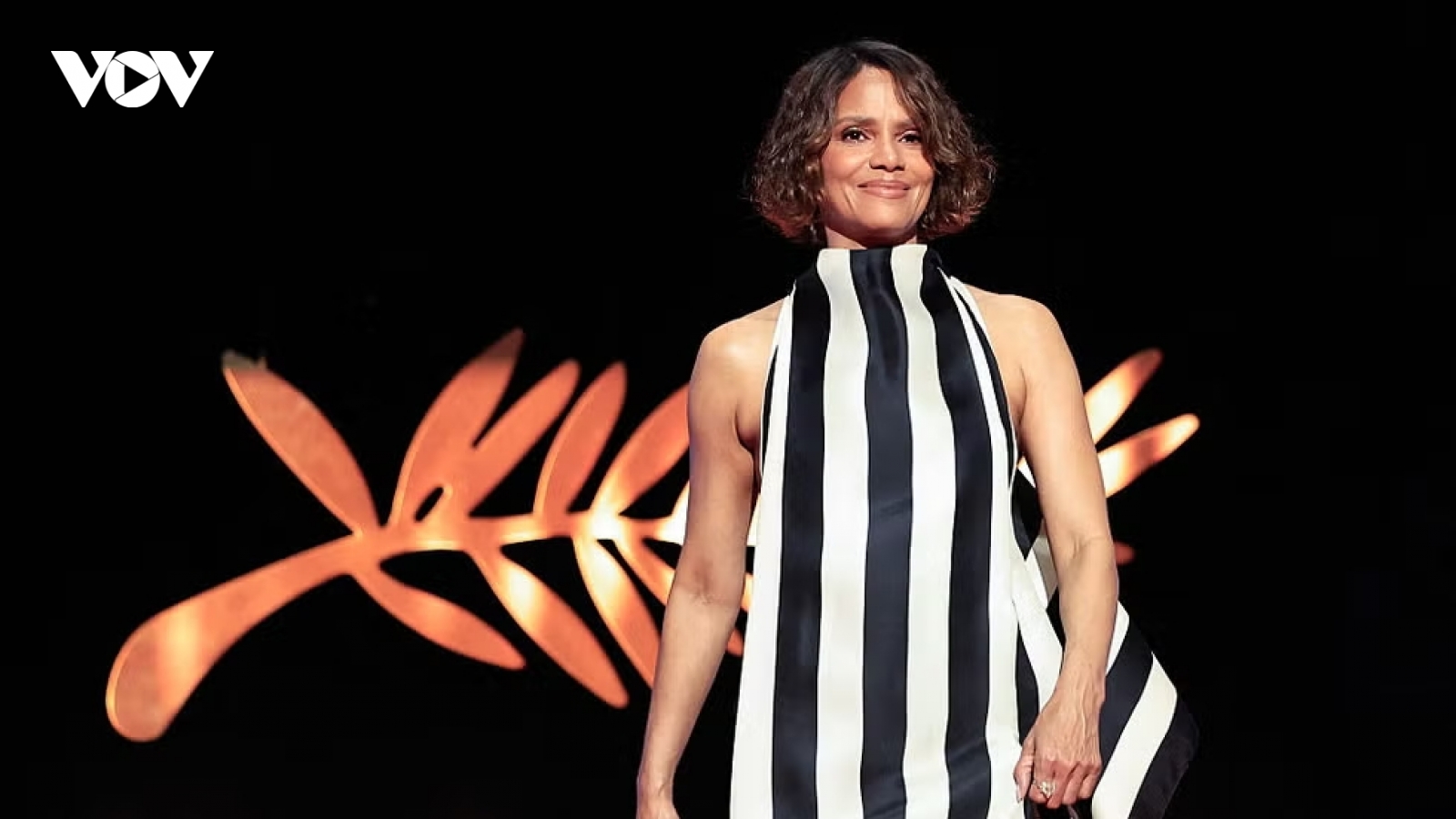 Halle Berry buộc phải đổi váy để tuân thủ quy định trang phục mới tại Cannes