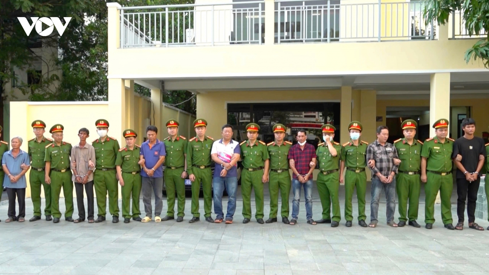 Khởi tố 53 đối tượng trong đường dây buôn lậu xăng dầu