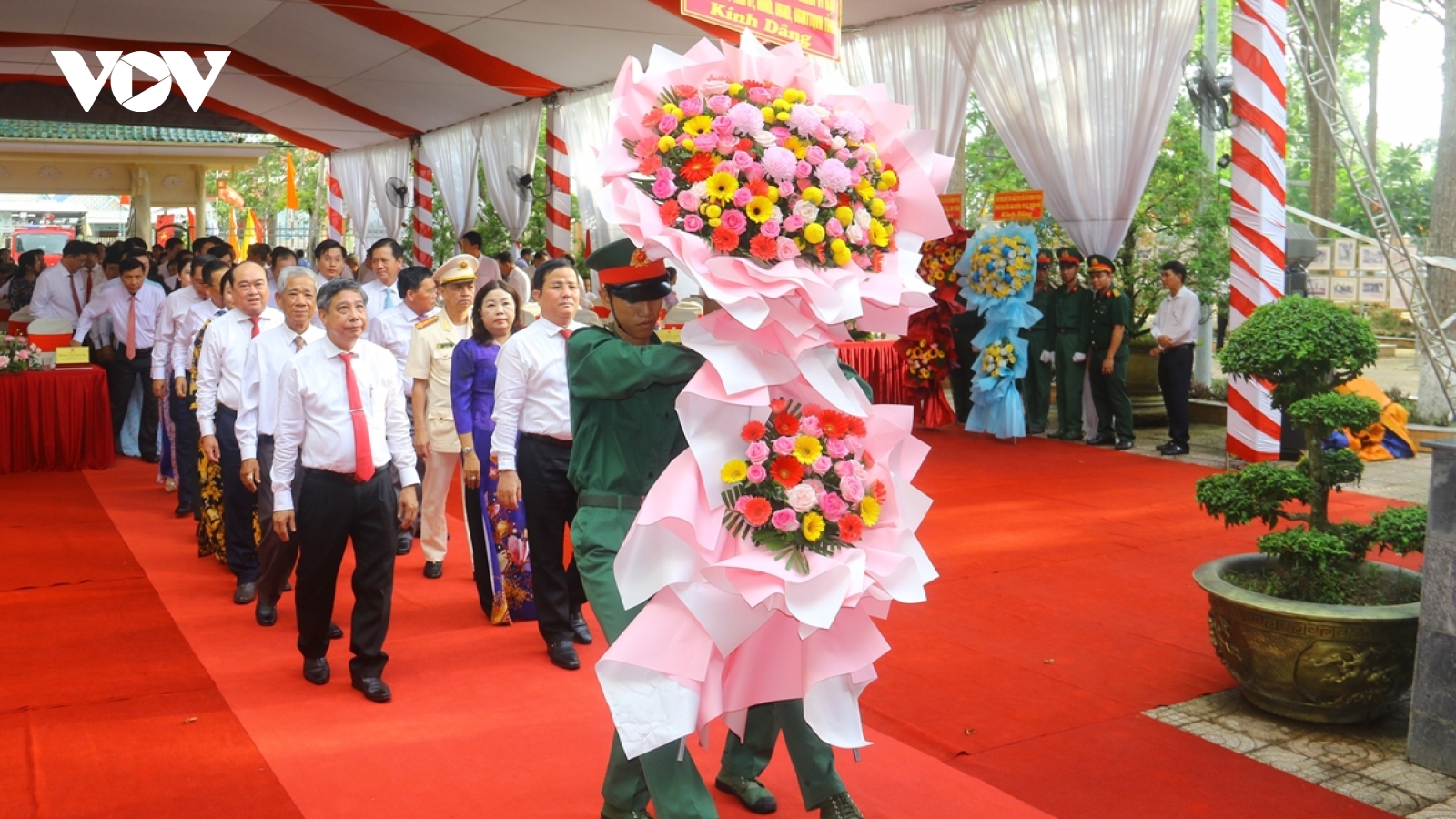 Hậu Giang tổ chức Lễ báo công, dâng hoa viếng Bác