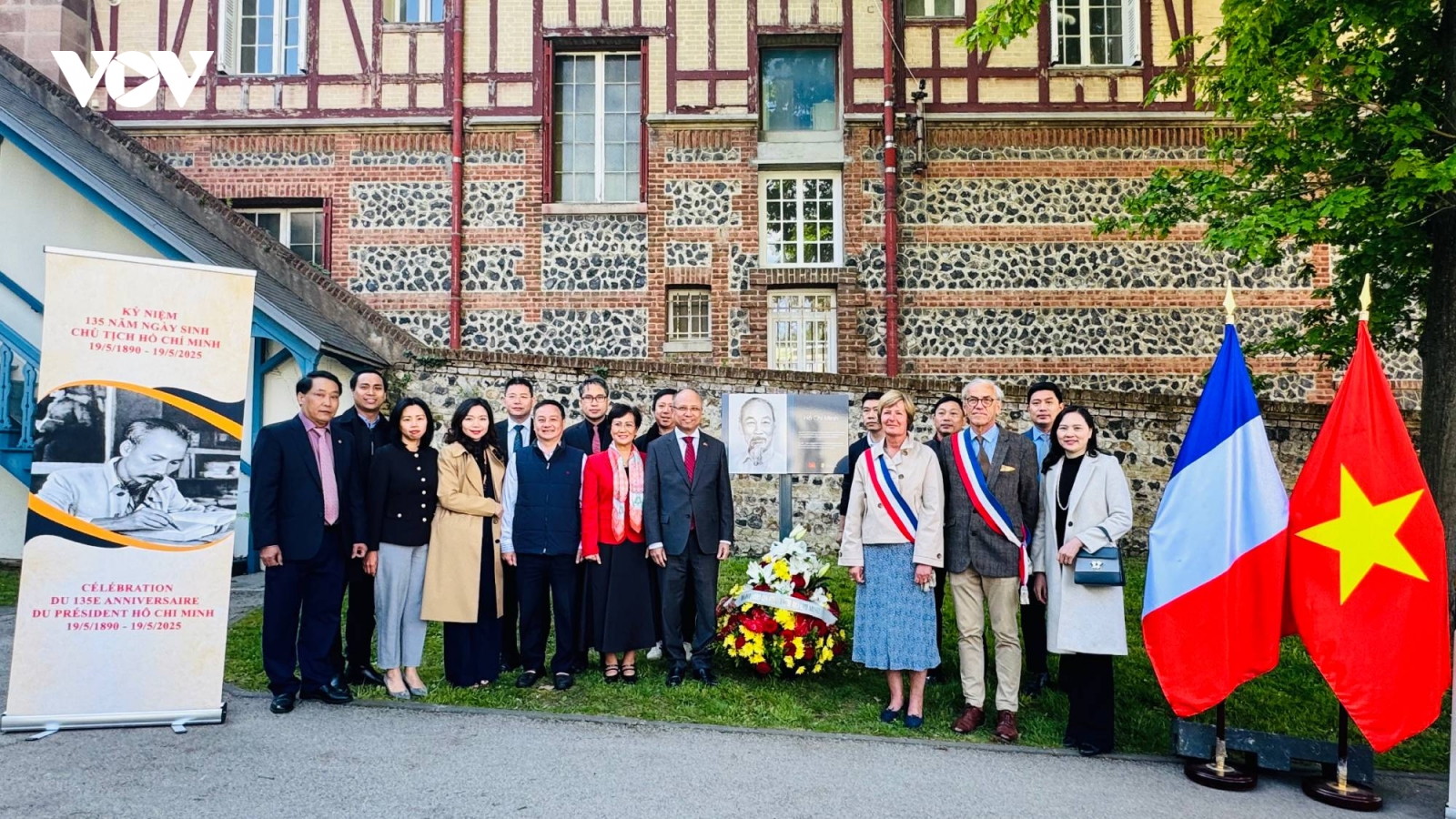Dâng hoa tưởng niệm Chủ tịch Hồ Chí Minh tại Sainte-Adresse, Pháp