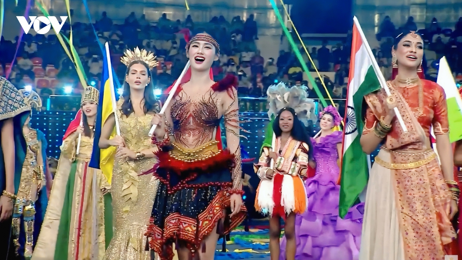 Hoa hậu Ý Nhi nhảy "Vũ điệu đại ngàn" ở khai mạc Miss World