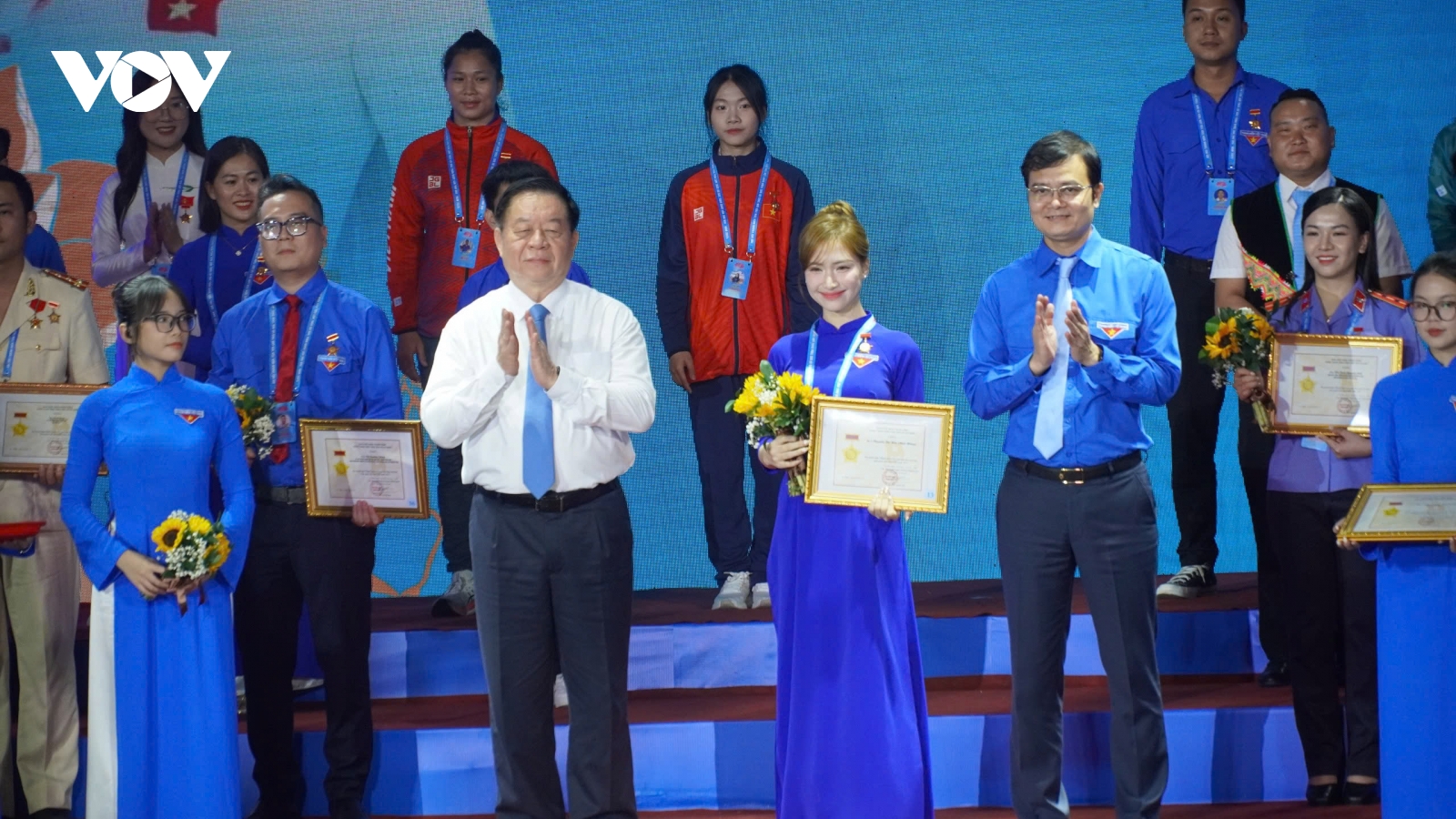 Hoà Minzy, Double 2T được tuyên dương Thanh niên tiên tiến làm theo lời Bác