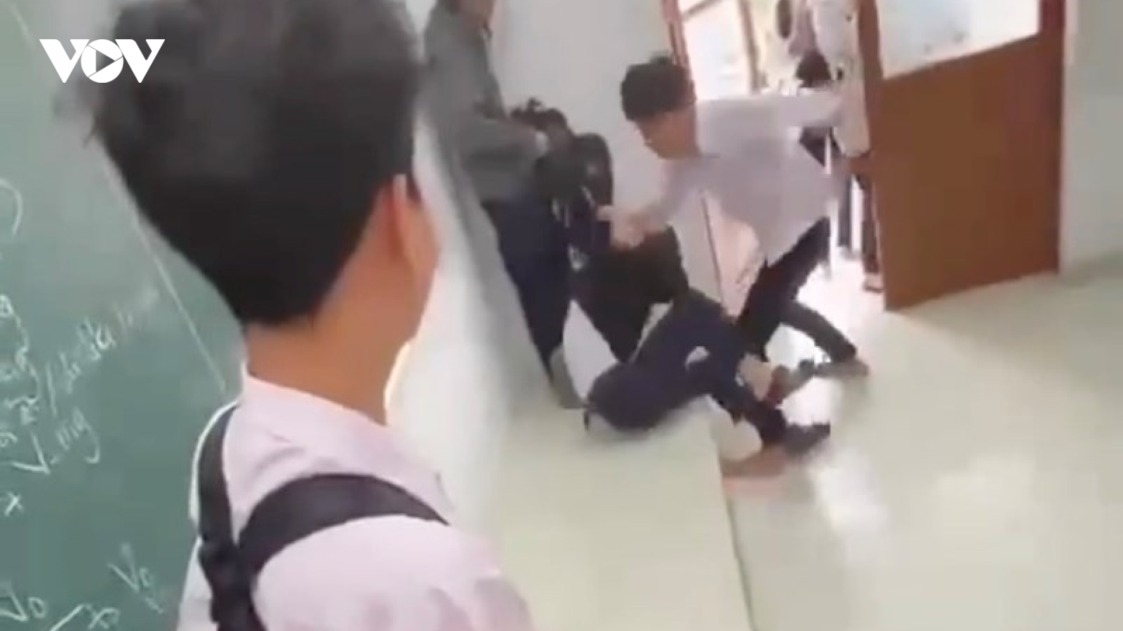 Nam sinh bị bạn học hành hung gãy 3 xương sườn, quay clip khoe "chiến tích"