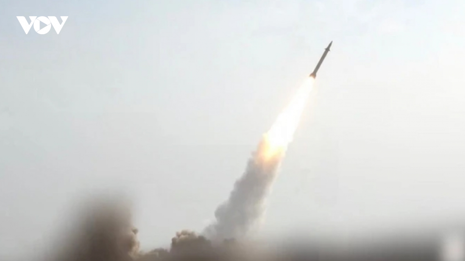 Houthi nhận trách nhiệm bắn tên lửa đạn đạo vào sân bay lớn nhất của Israel