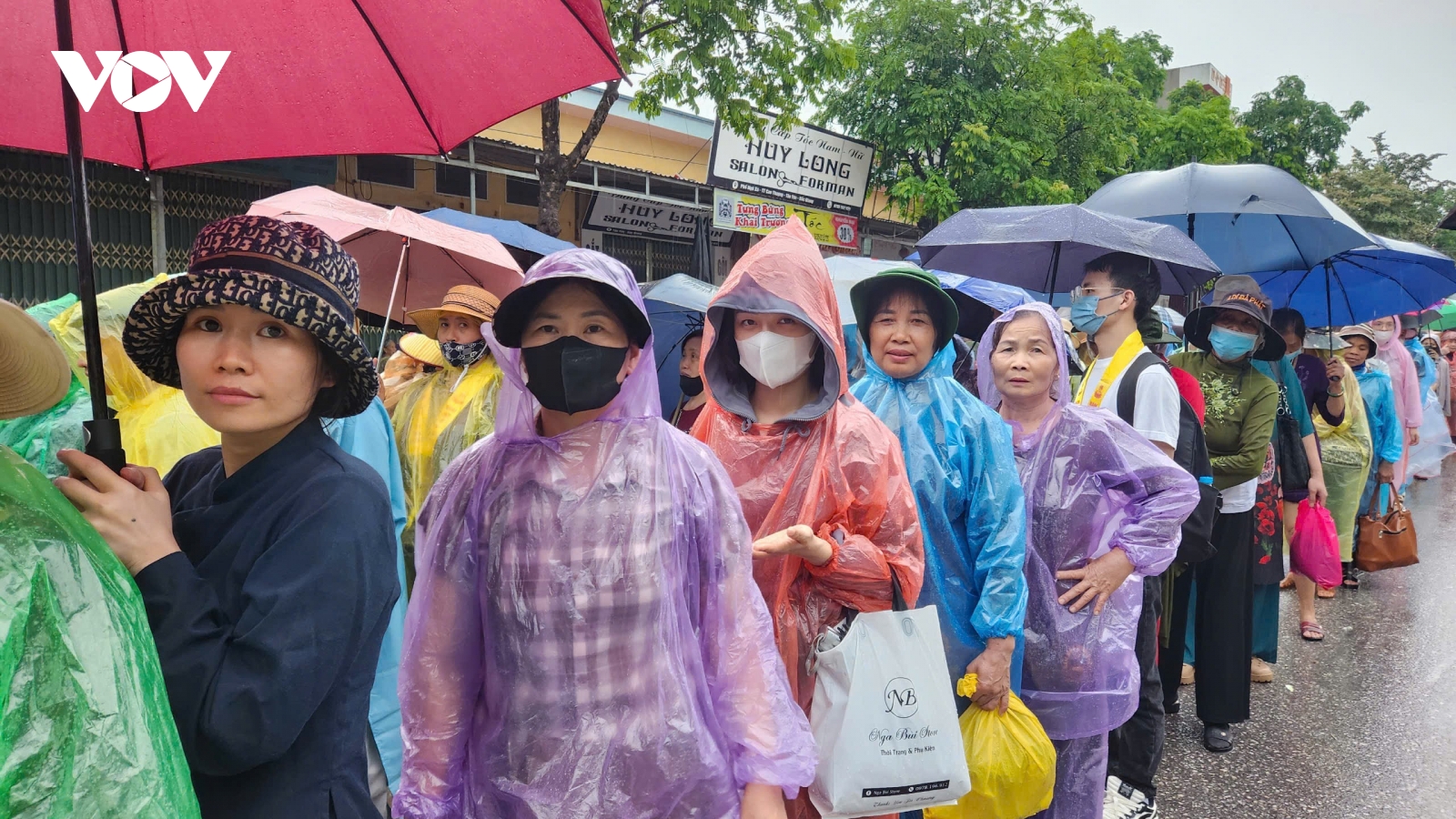 Đội mưa đón xá lợi Đức Phật tại chùa Phúc Sơn, Bắc Giang