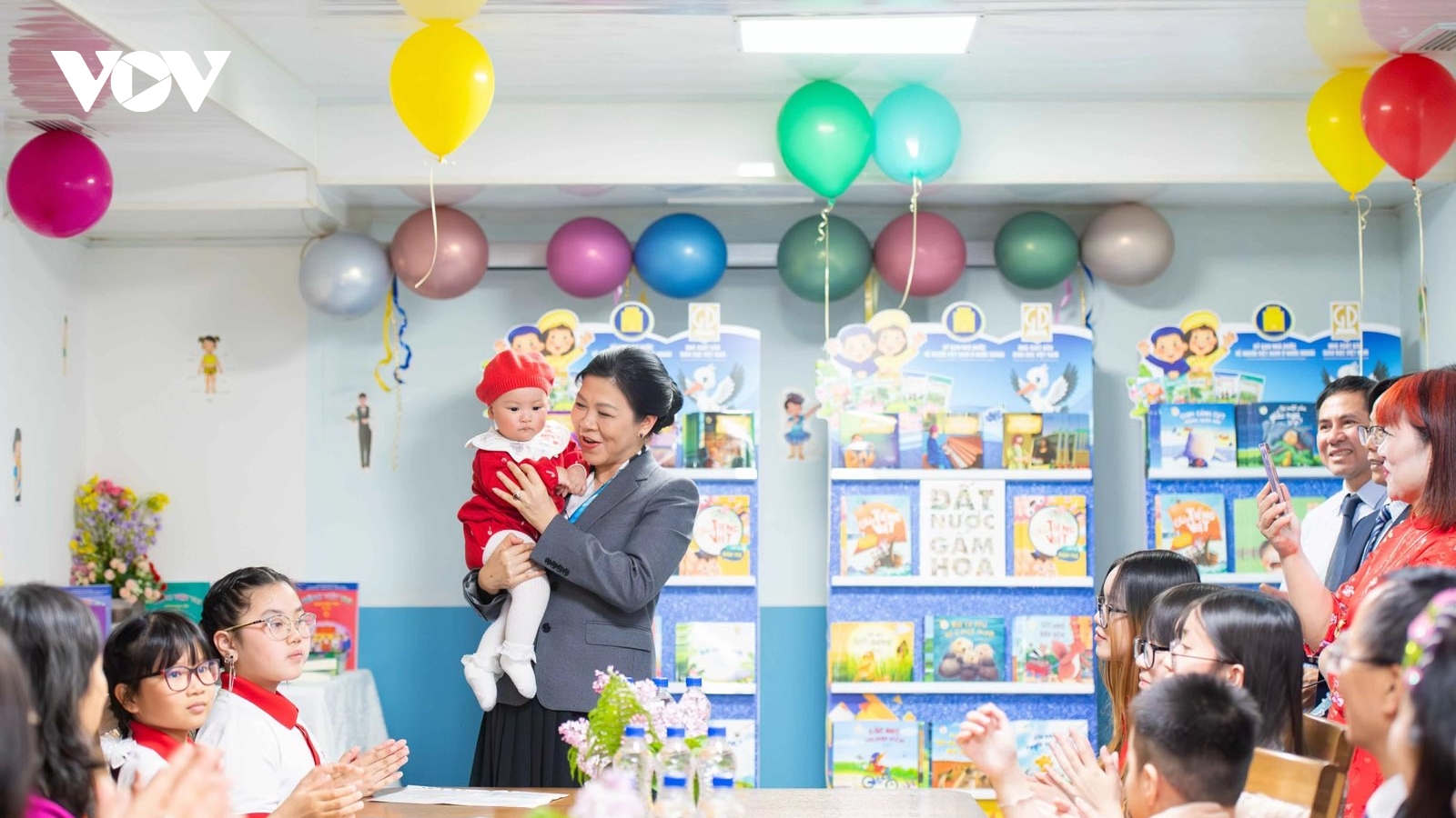 Phu nhân Ngô Phương Ly thăm lớp học tiếng Việt tại Belarus