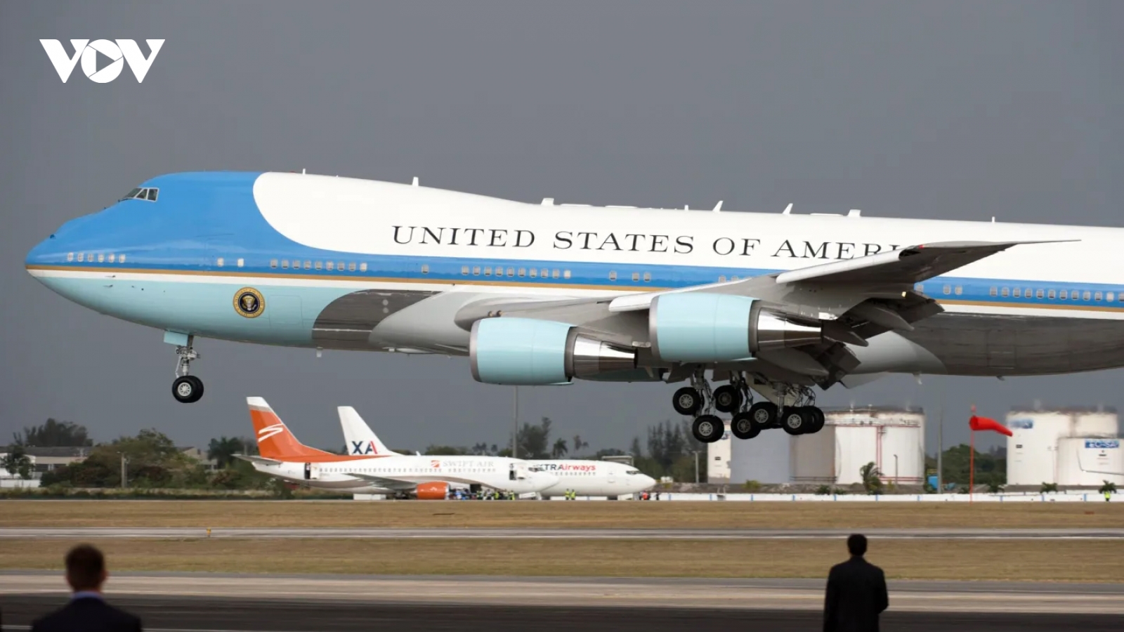 Điều ít người biết về cuộc săn lùng Không Lực Một mới của ông Trump