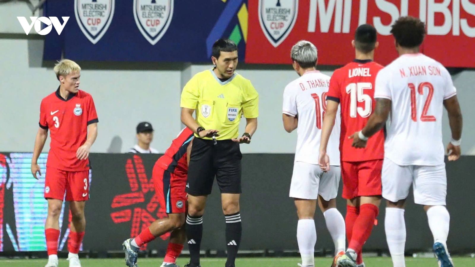 Trọng tài ngoại ''mới toanh'' điều khiển trận cầu tâm điểm vòng 24 V-League