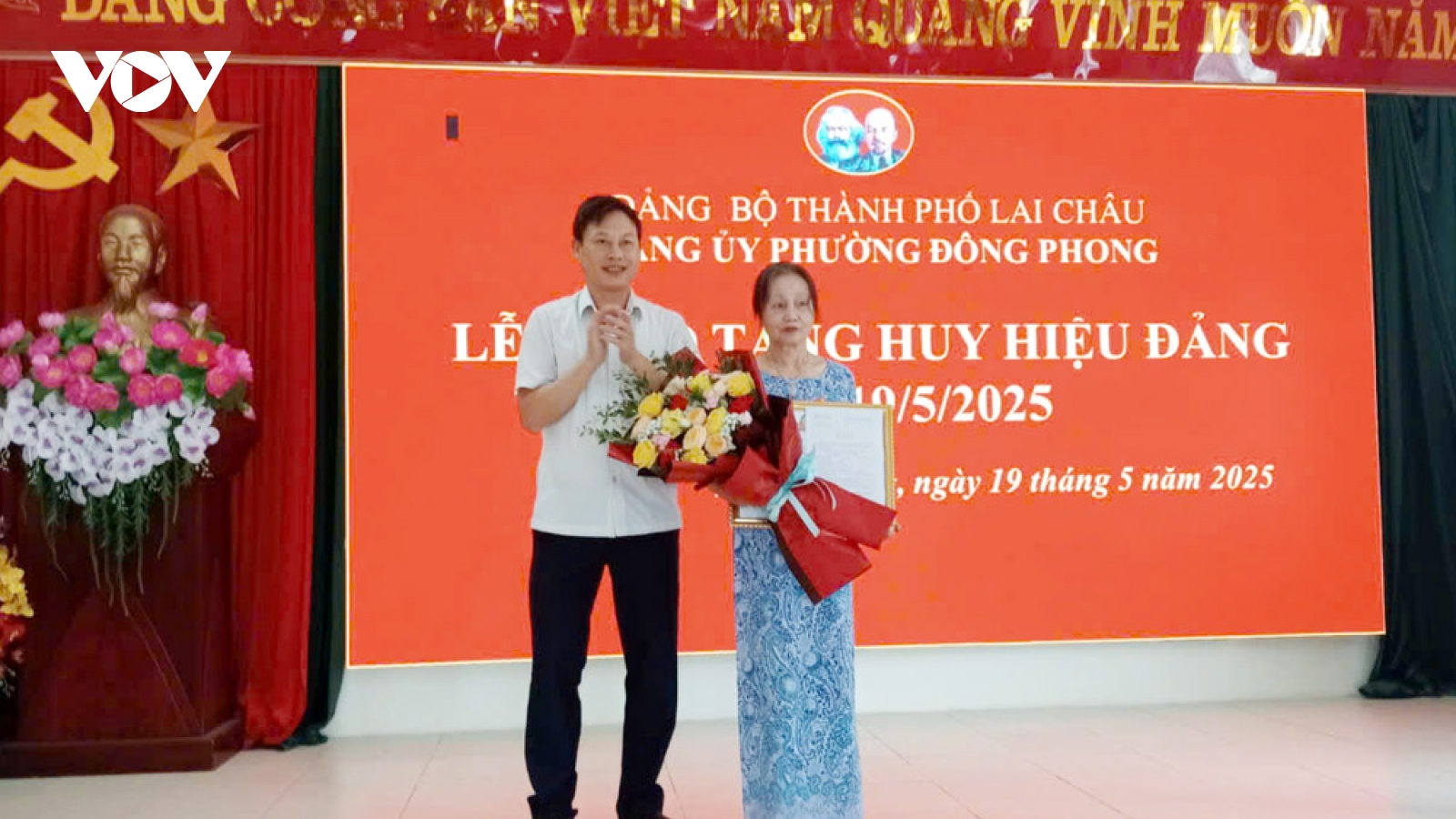 Lai Châu trao 145 Huy hiệu Đảng cho các đảng viên cao niên
