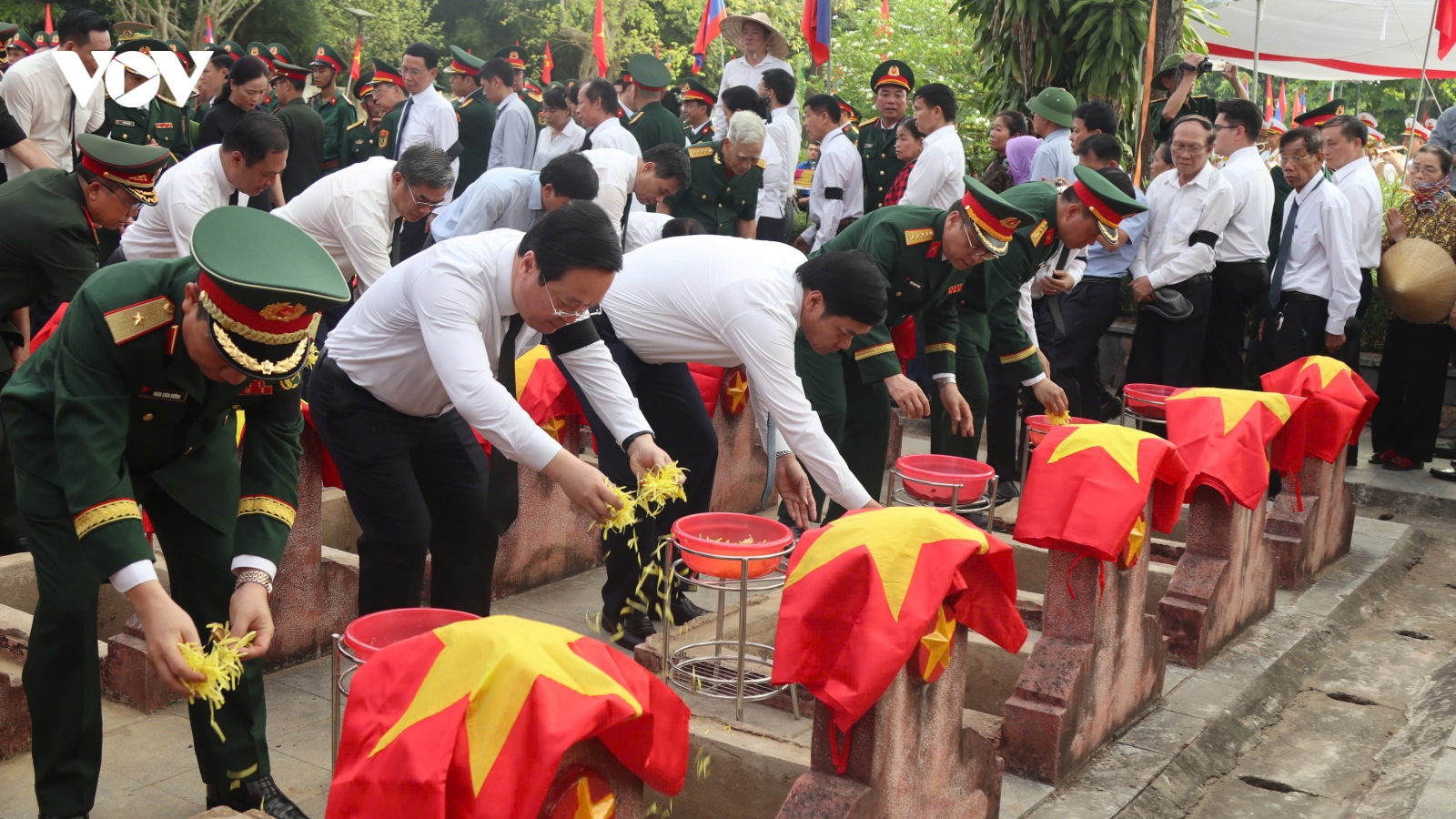 Trang nghiêm Lễ truy điệu, an táng 76 hài cốt liệt sĩ hy sinh tại Lào